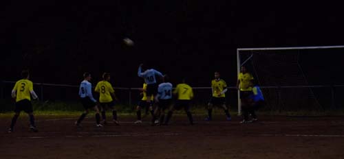 Timo Kaspari köpft nach einem Eckball die 1:0 Führung Dernau